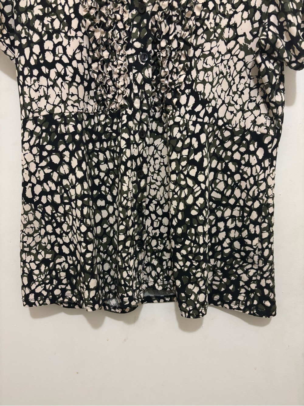 Reitmans Abstract Print Ruffle Button-Front Blouse Size Large - Picture 3 of 7